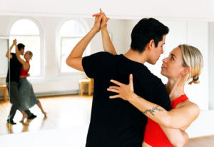 Paar tanzt Tango Argentino